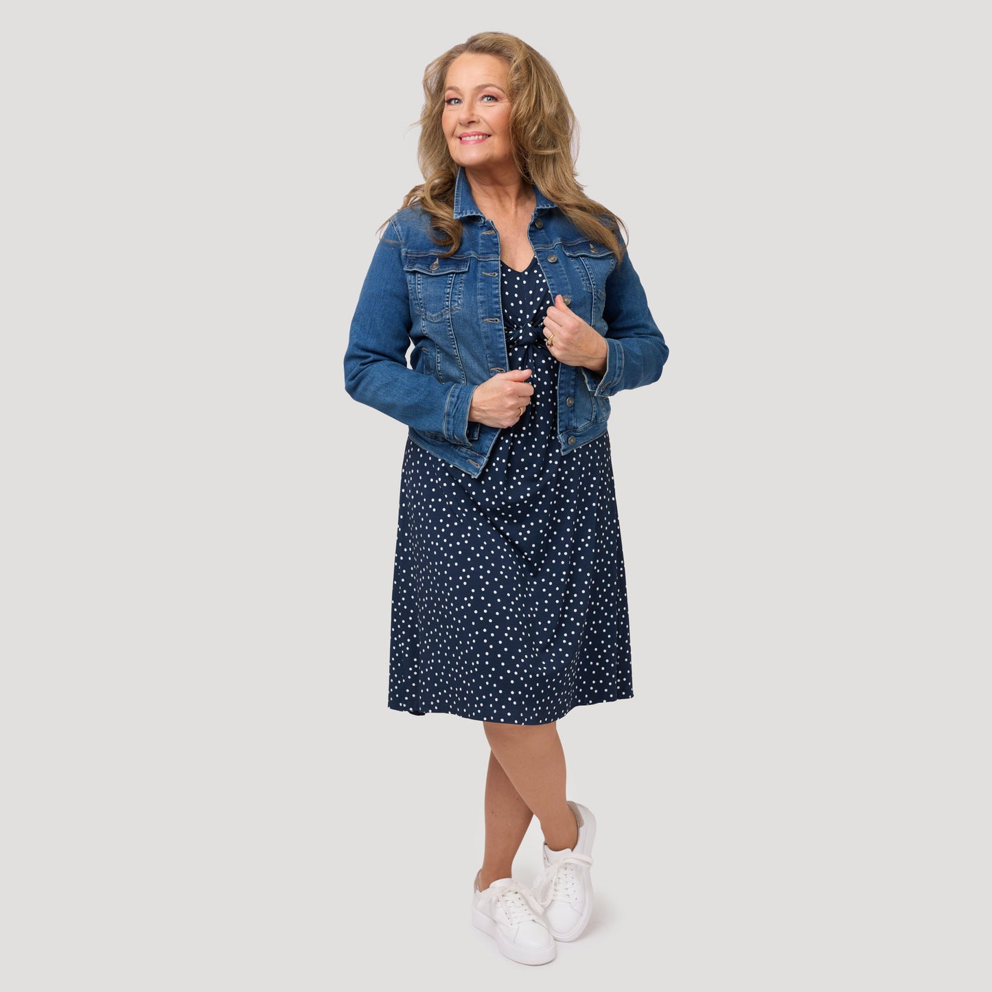 Skön outfit med prickig trikåkläning