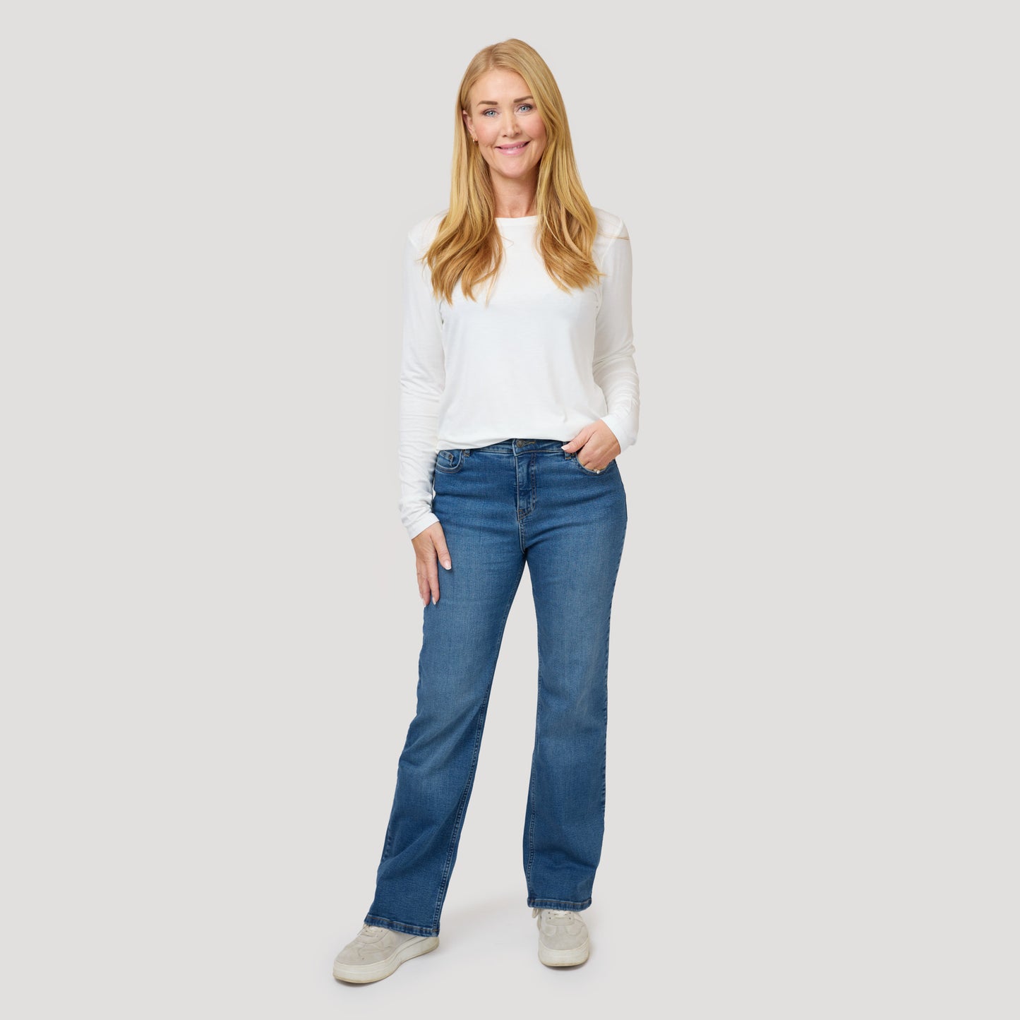 Ljus topp till raka mellanblå jeans