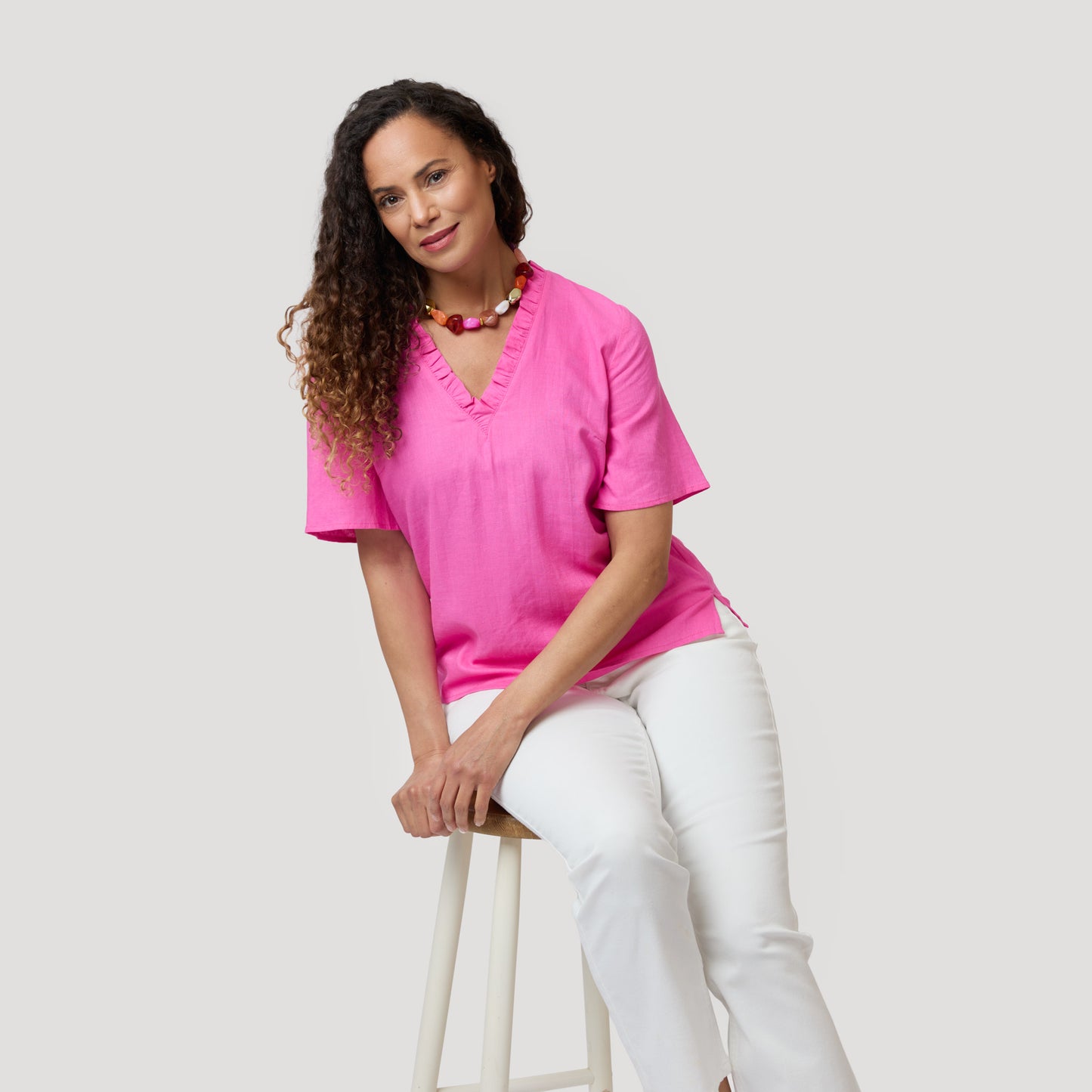 Rosa linneblus till vita jeans