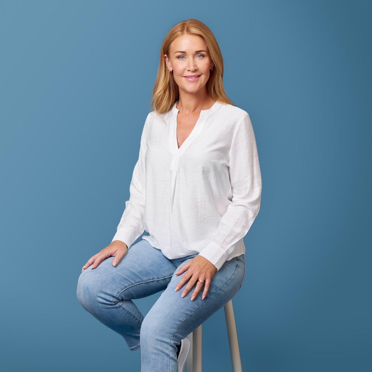 Vit stilren blus till ljusa jeans