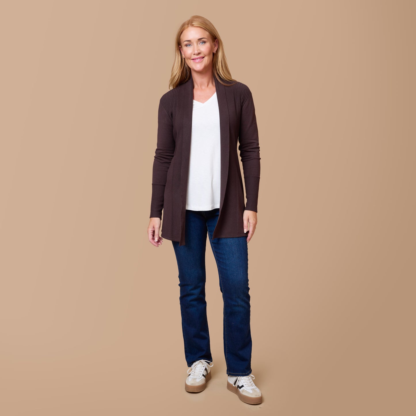 Vit topp under brun öppen cardigan