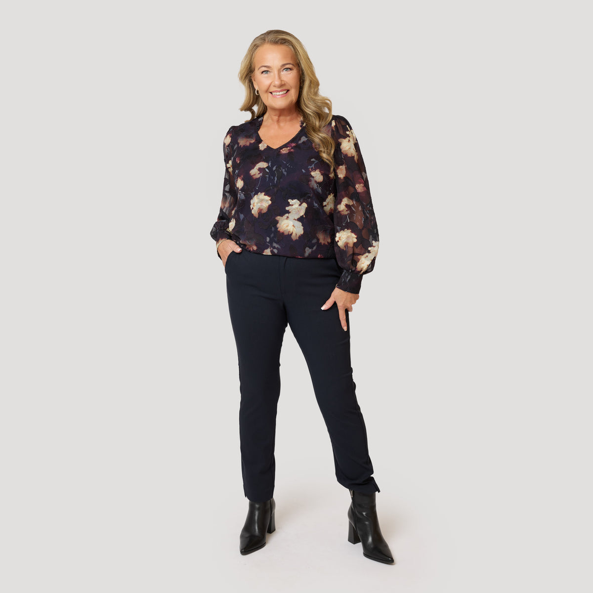 Elegant med chiffongblus till mörkblåa cigarettbyxor