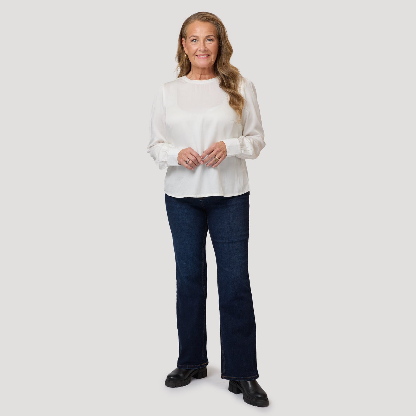 Raka jeans med hög midja till vit söt blus