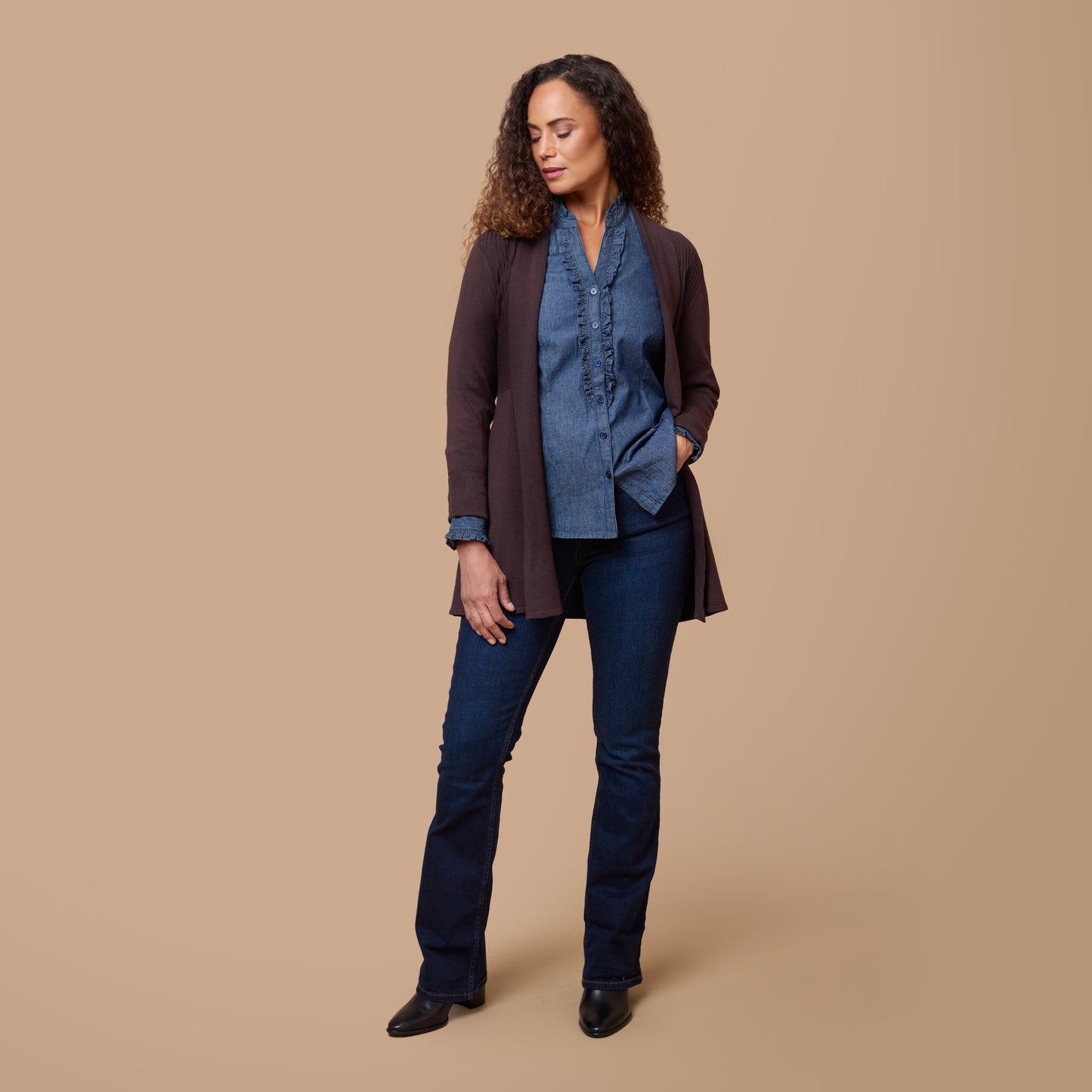 Jeansblus med volang till brun öppen cardigan