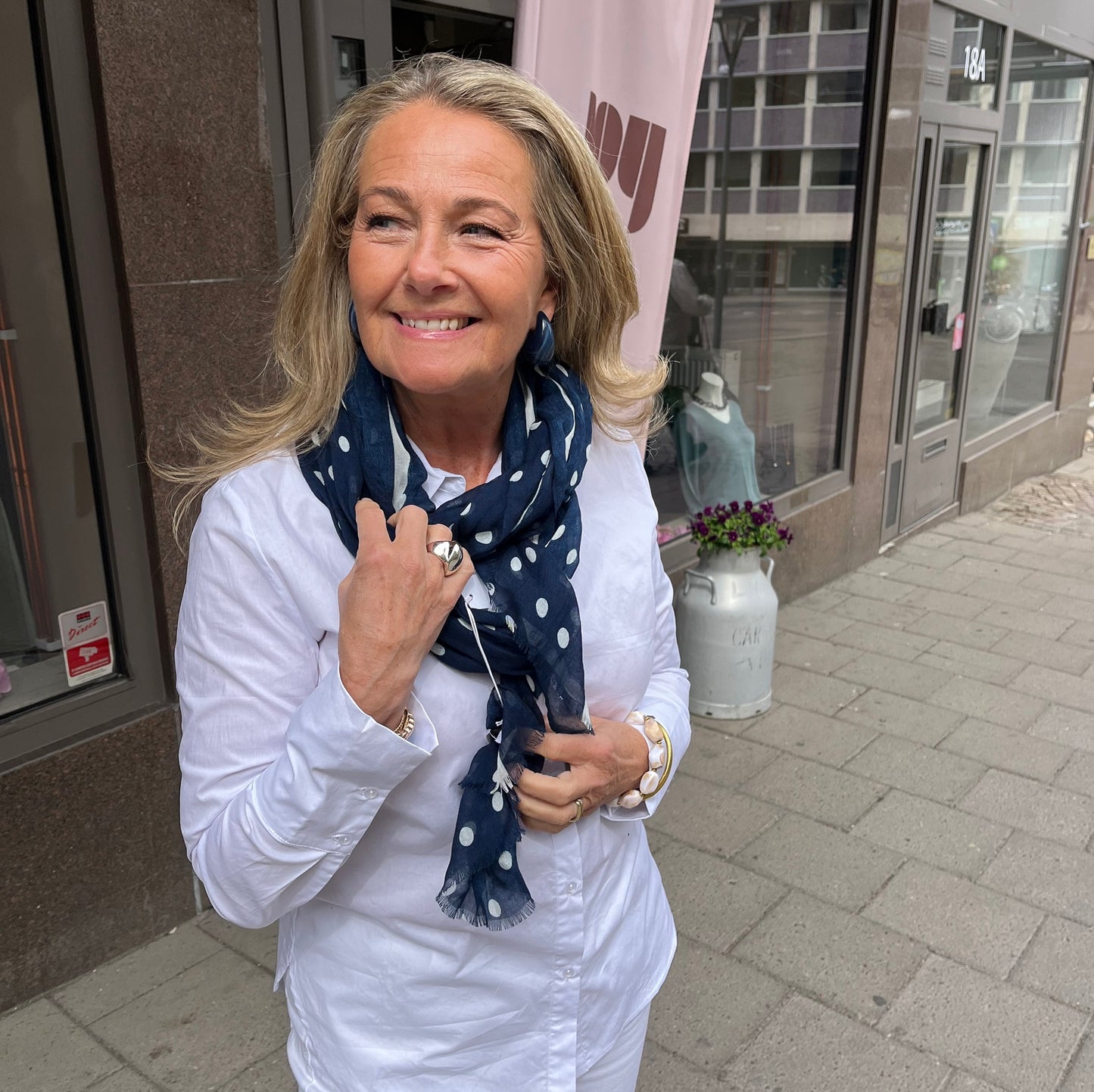 Sally-huivi - Tummansininen pilkku