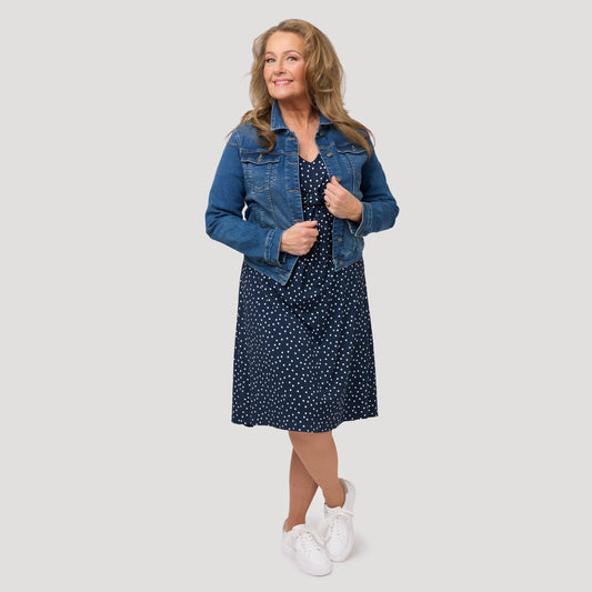 Skön outfit med prickig trikåkläning