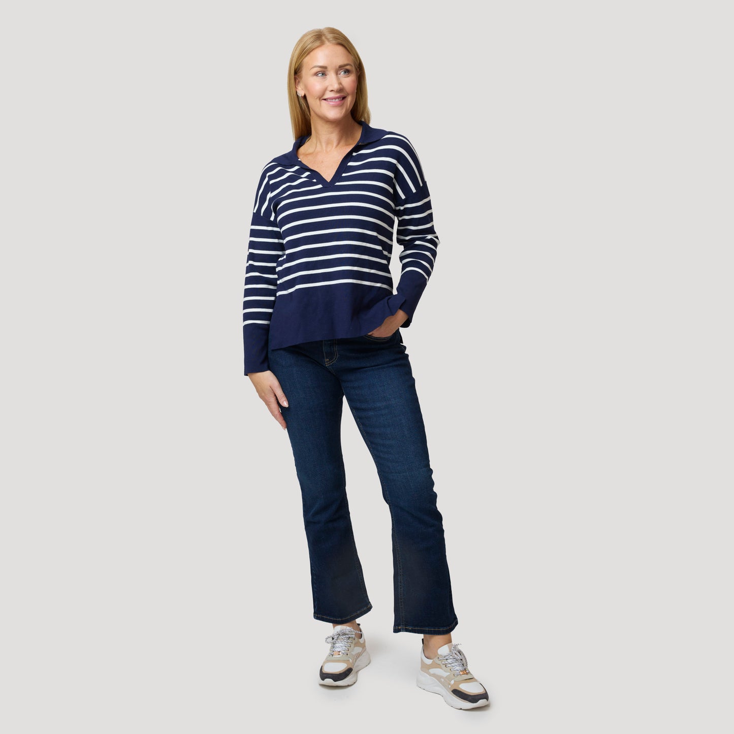 Tröja med krage till mörkblåa jeans