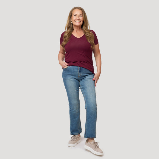 Vinröd topp till blåa jeans