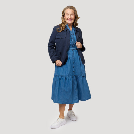 Jeansklänning under mörkblå jacka