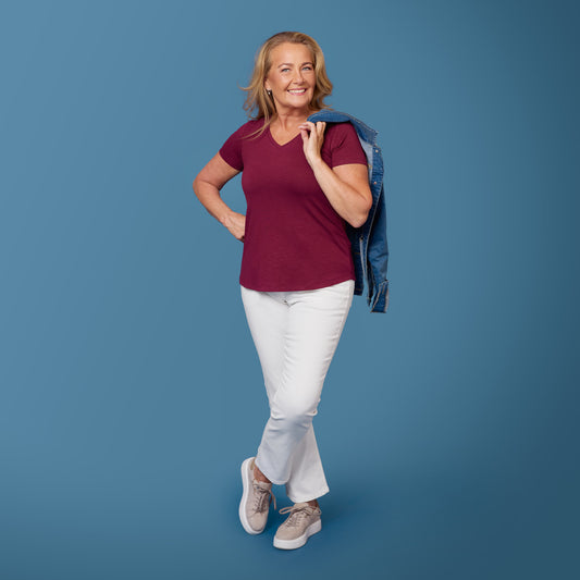 Vinröd topp till vita jeans