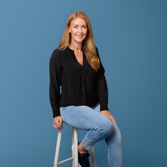 Ljusa ankeljeans till svart blus