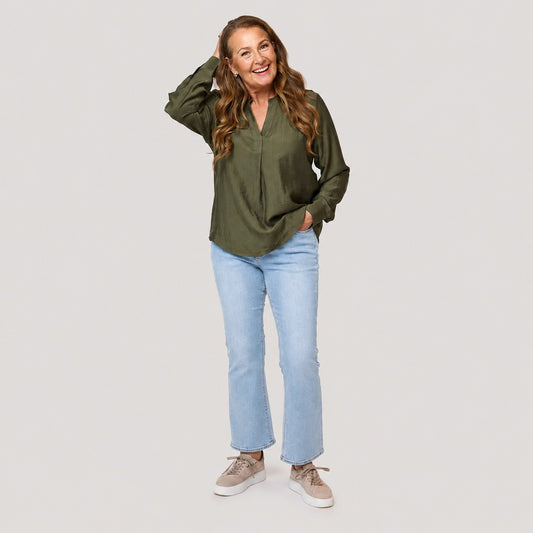 Grön blus till ljusa jeans