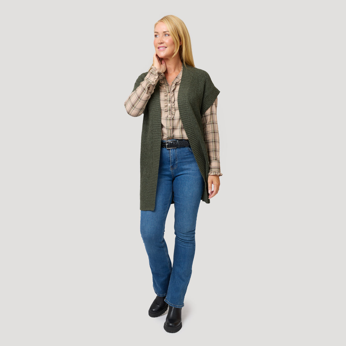 Rutig blus under grön öppen cardigan